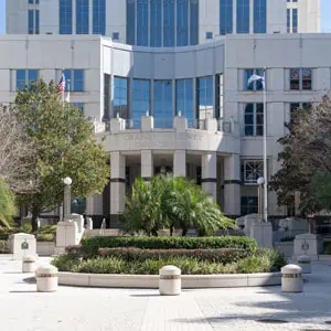 Florida courthouse exterior, symbolizing legal support for whistleblower cases under state law.